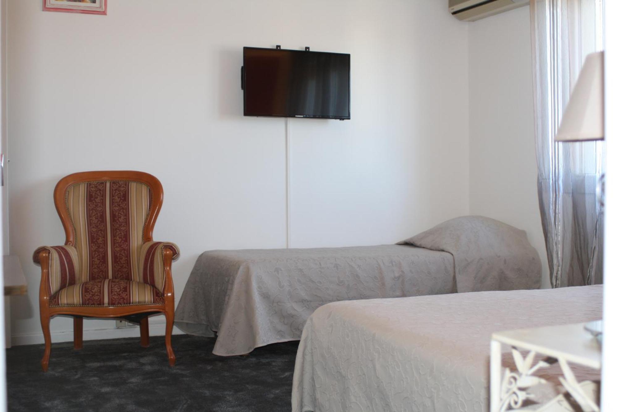 Logis Hotel Du Midi Salon-de-Provence Bagian luar foto