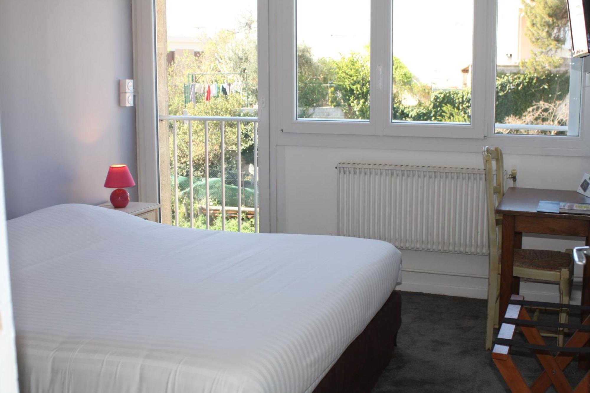Logis Hotel Du Midi Salon-de-Provence Bagian luar foto