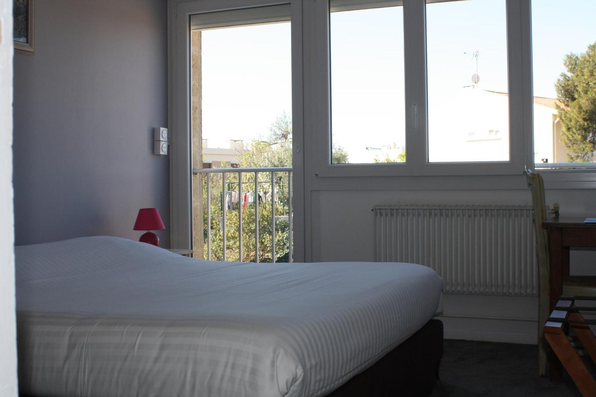 Logis Hotel Du Midi Salon-de-Provence Bagian luar foto