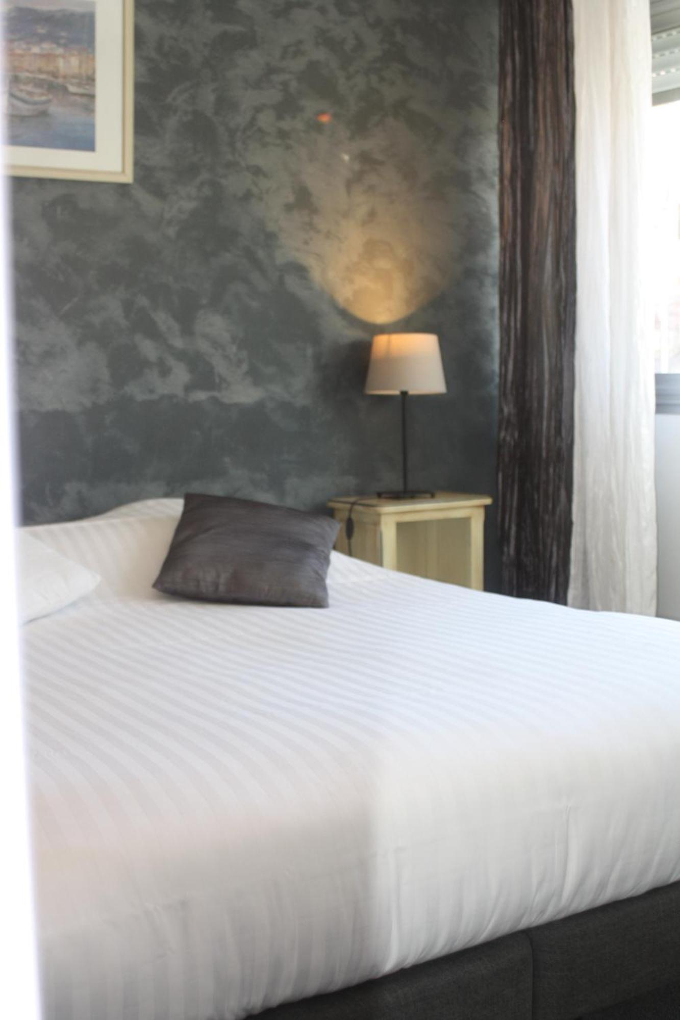 Logis Hotel Du Midi Salon-de-Provence Bagian luar foto