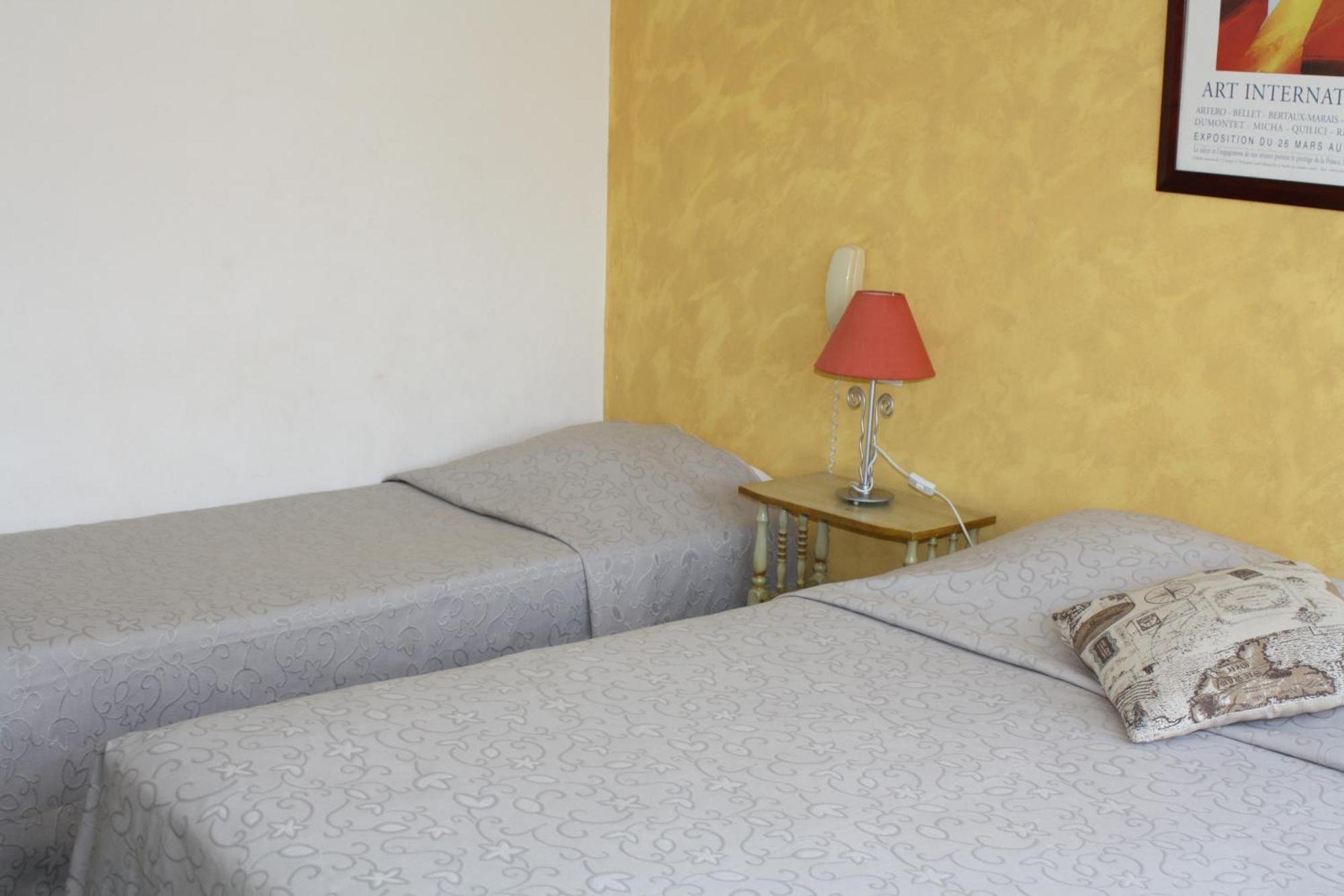 Logis Hotel Du Midi Salon-de-Provence Bagian luar foto