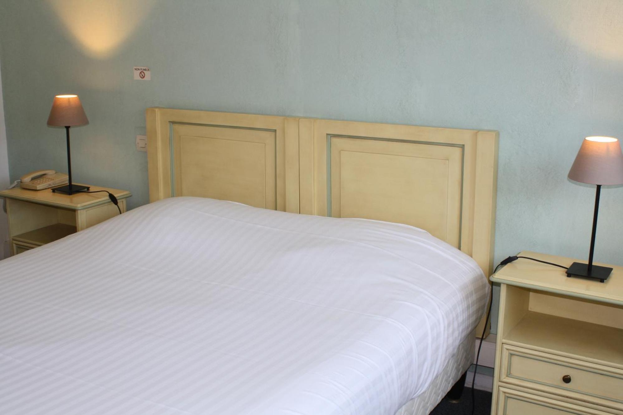 Logis Hotel Du Midi Salon-de-Provence Bagian luar foto