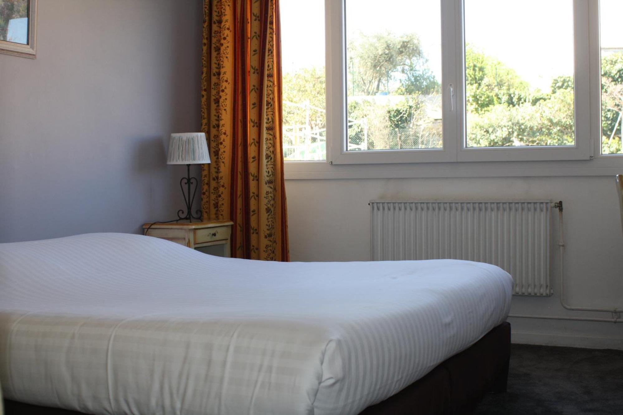 Logis Hotel Du Midi Salon-de-Provence Bagian luar foto