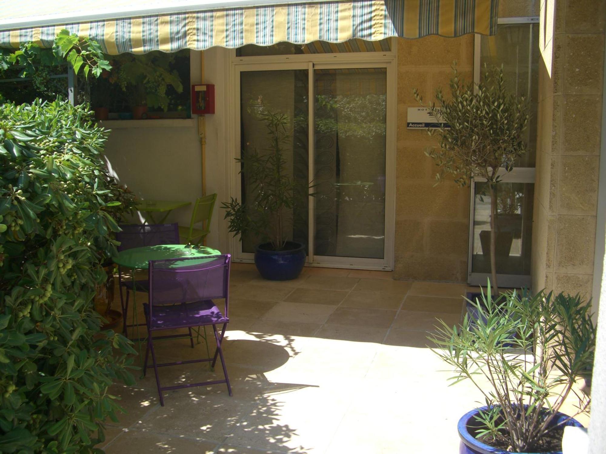 Logis Hotel Du Midi Salon-de-Provence Bagian luar foto