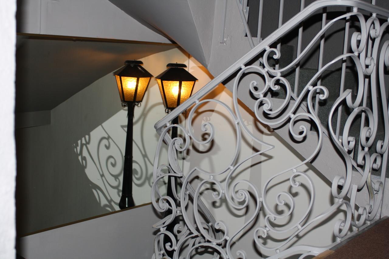 Logis Hotel Du Midi Salon-de-Provence Bagian luar foto