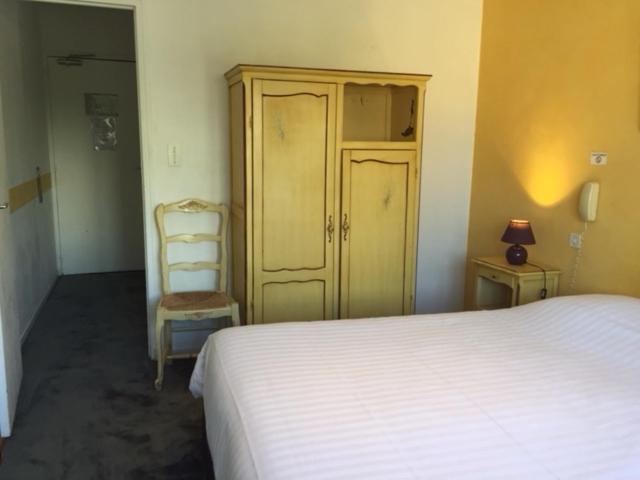 Logis Hotel Du Midi Salon-de-Provence Bagian luar foto
