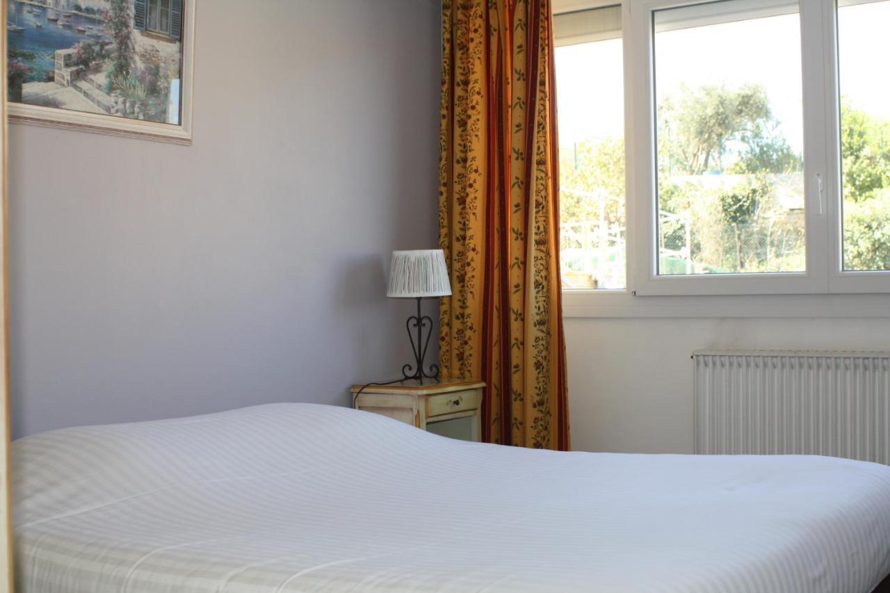Logis Hotel Du Midi Salon-de-Provence Bagian luar foto